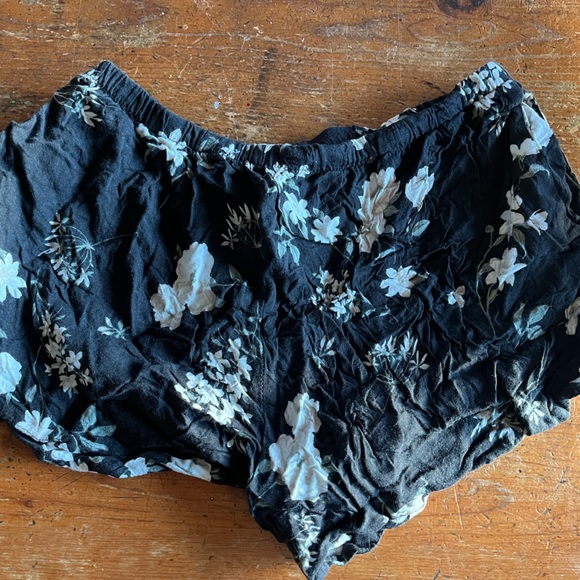 Brandy Melville Shorts - Picture 3 of 3